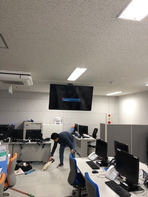 札幌　オフィスモニター天吊り設置