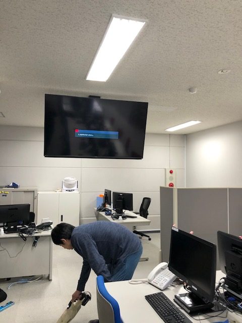 札幌　オフィスモニター天吊り