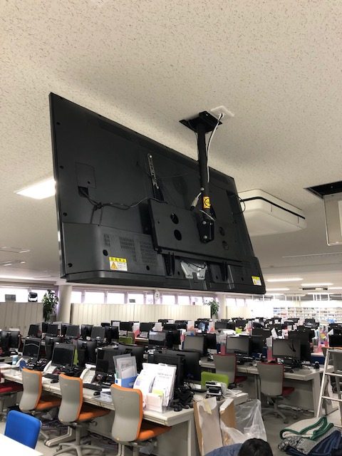 札幌　オフィスモニター天吊り設置
