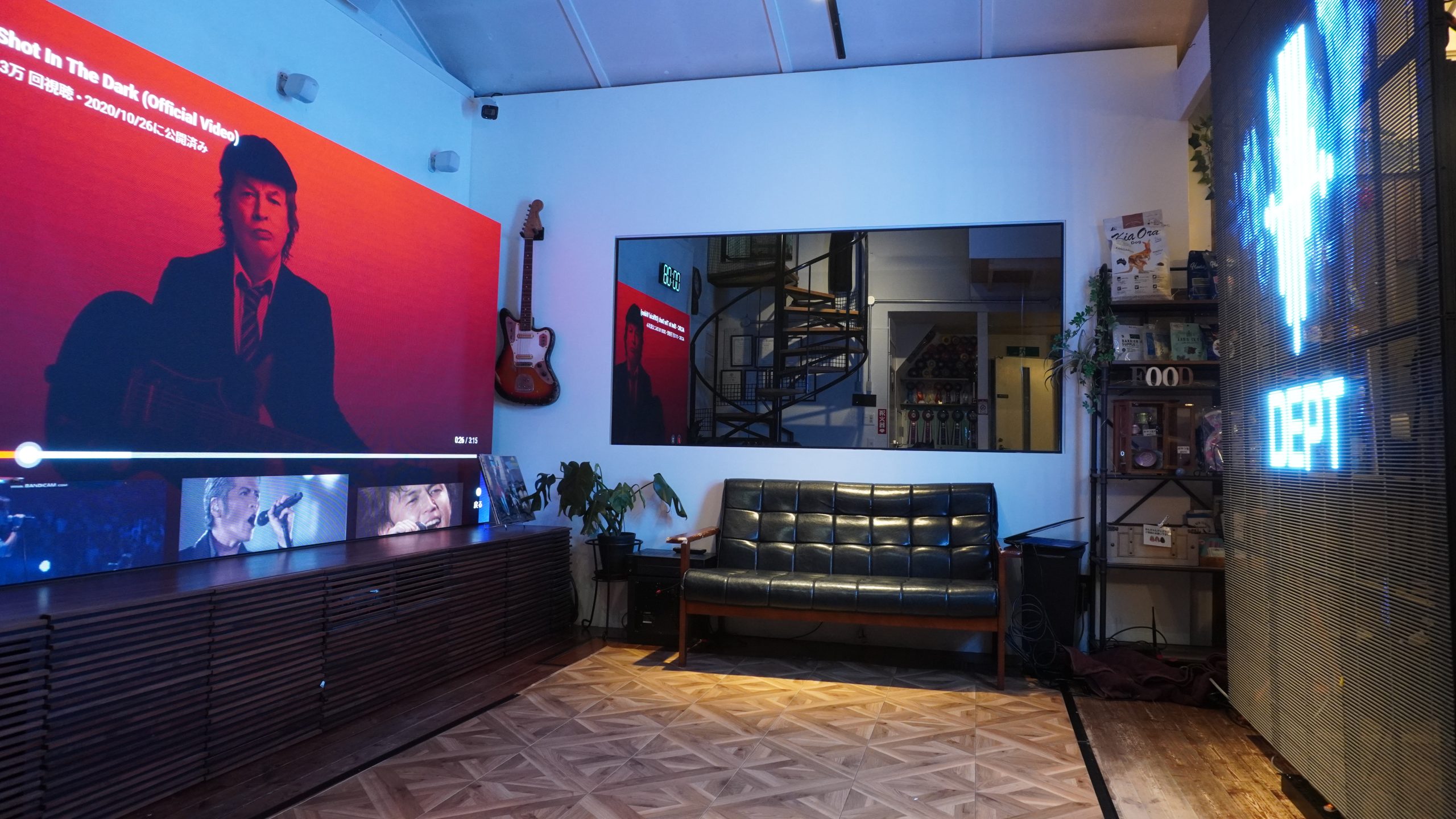 DEPTホームシアター 明るい室内でも 100Iインチを超える大画面を実現。
