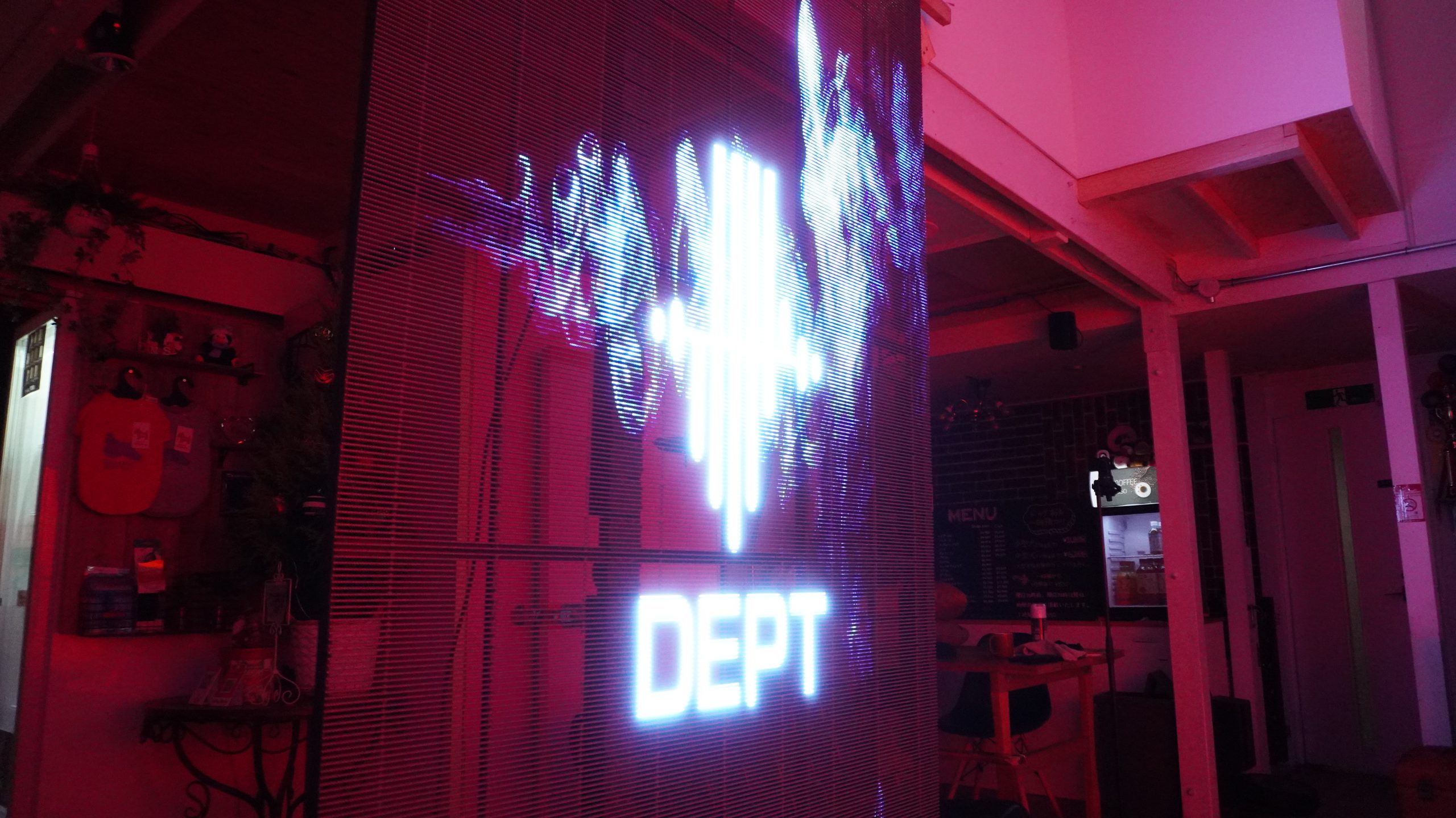 DEPTホームシアター 明るい室内でも 100Iインチを超える大画面を実現。